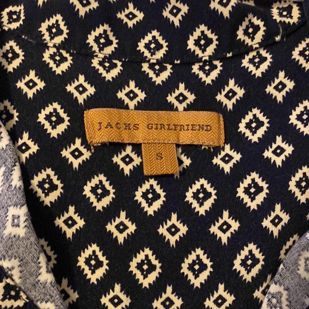 Lightweight button down top - Picture 2 of 4